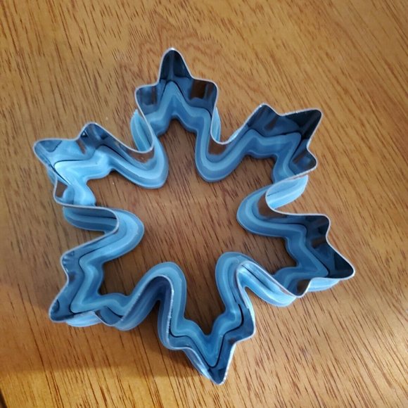 Wilton blue snowflake cookie cutter - Picture 2 of 2